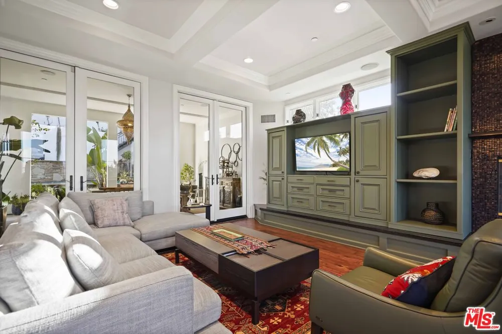 10940 Terryview Drive Studio City, CA 91604