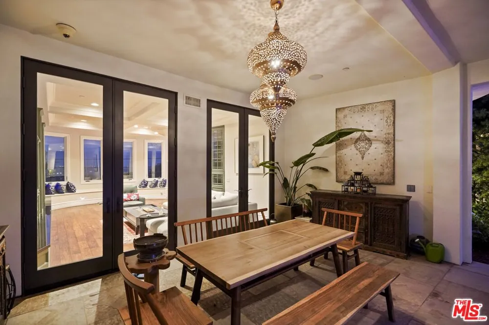 10940 Terryview Drive Studio City, CA 91604