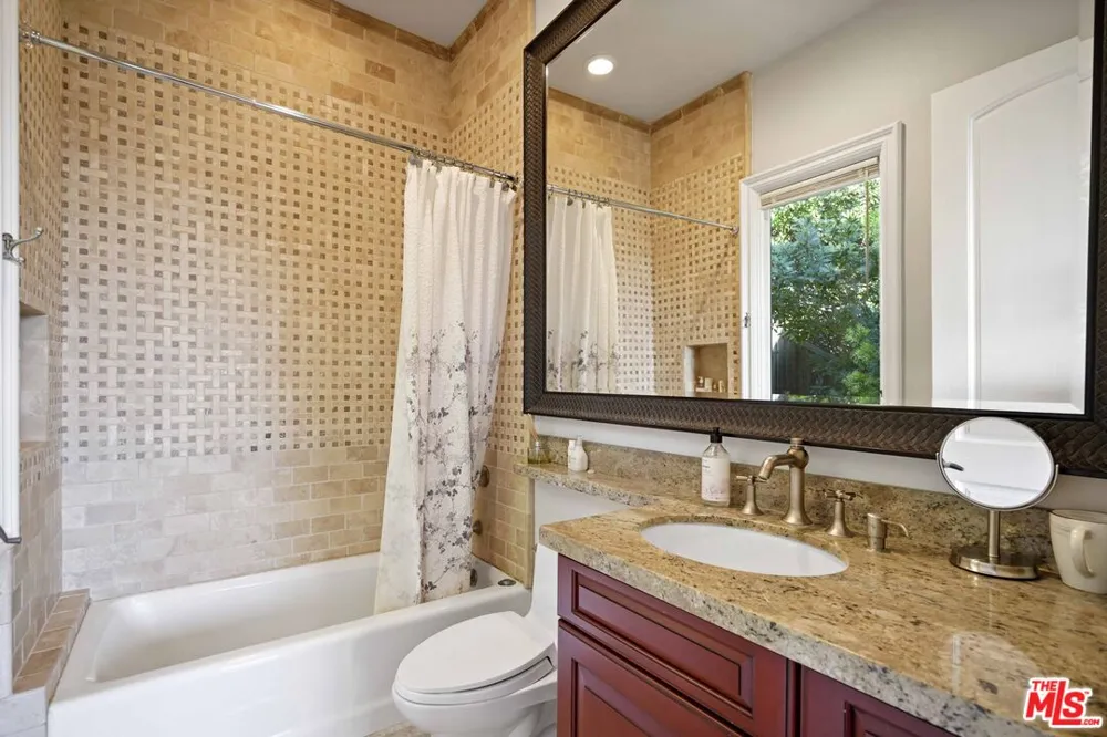 10940 Terryview Drive Studio City, CA 91604