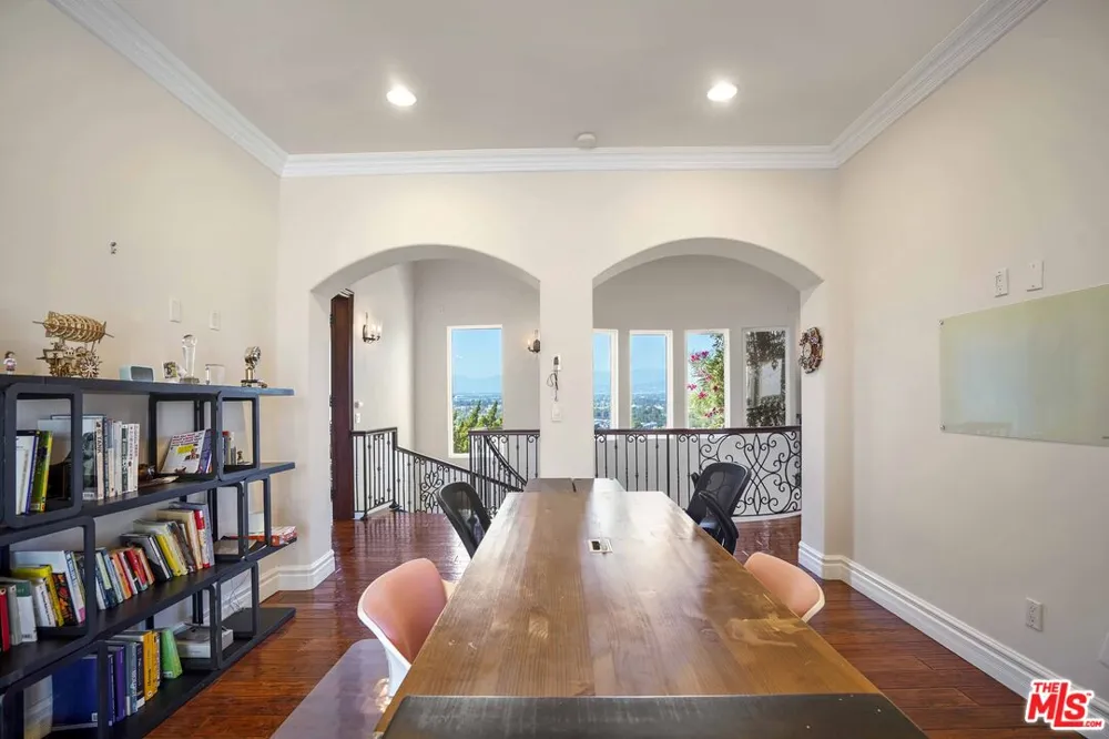 10940 Terryview Drive Studio City, CA 91604