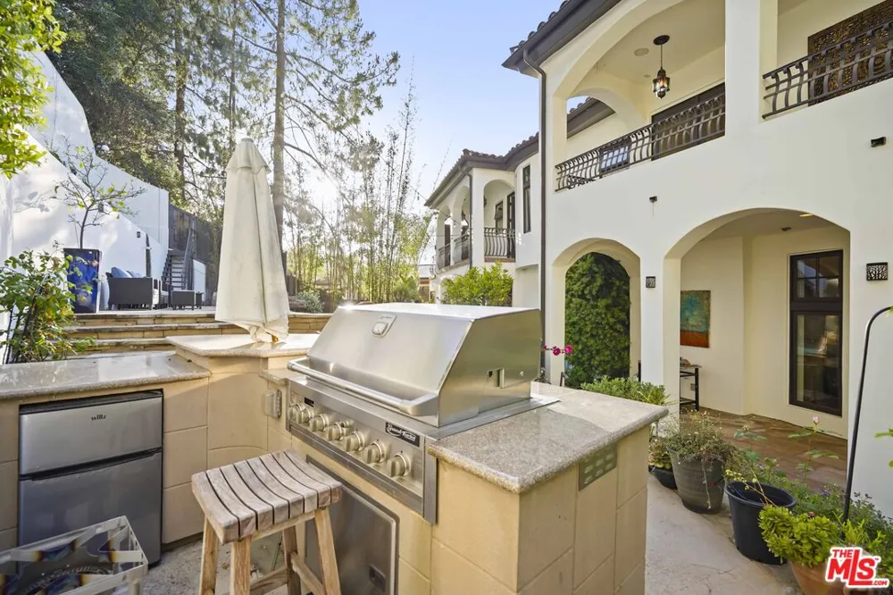 10940 Terryview Drive Studio City, CA 91604