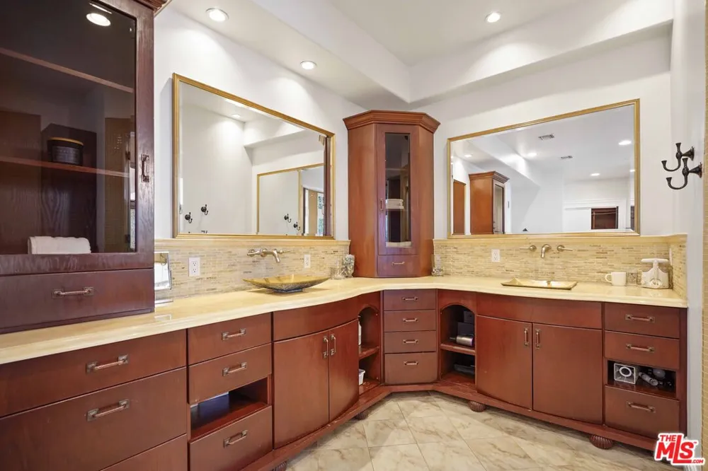 10940 Terryview Drive Studio City, CA 91604