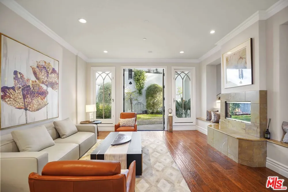 10940 Terryview Drive Studio City, CA 91604