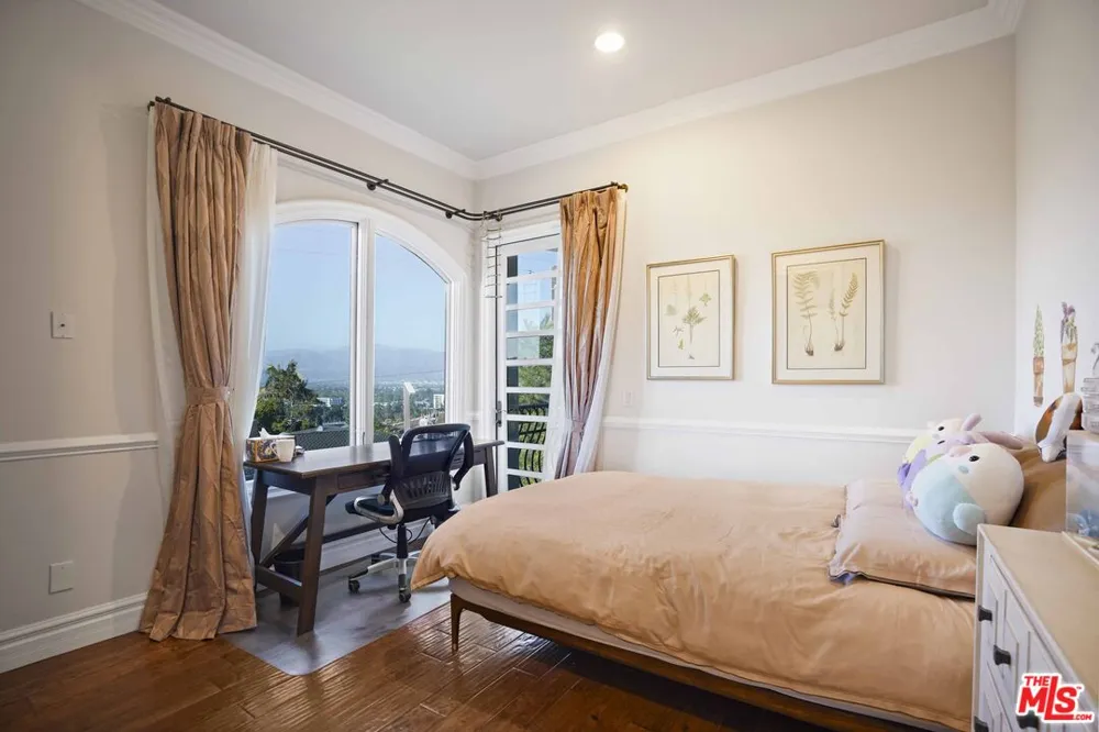 10940 Terryview Drive Studio City, CA 91604
