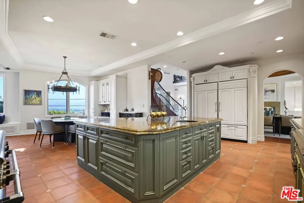 10940 Terryview Drive Studio City, CA 91604