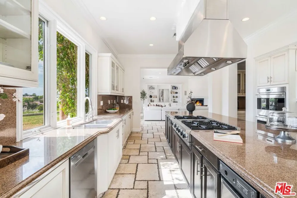 4131 Prado De Los Caballos Calabasas, CA 91302