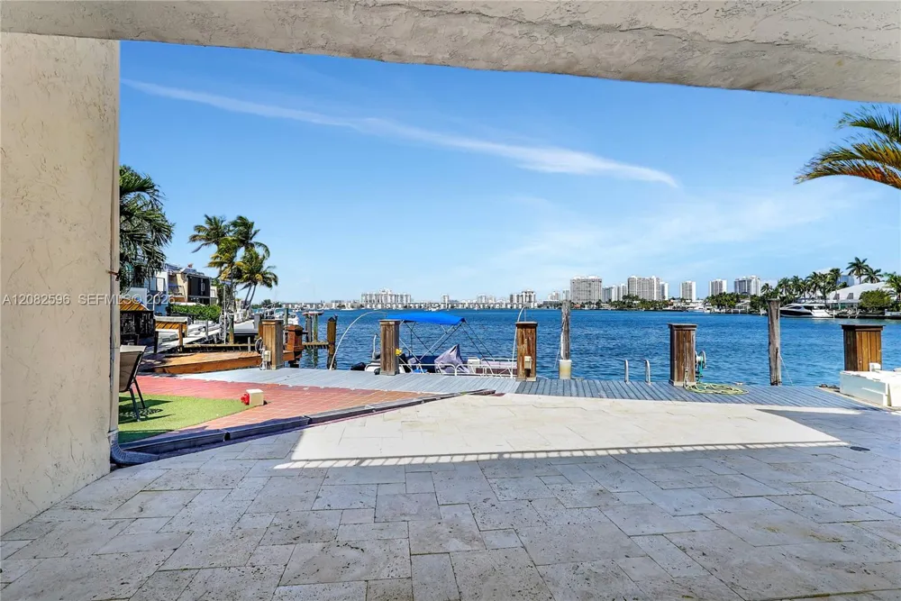 2807 NE 164th St #2 North Miami Beach, FL 33160