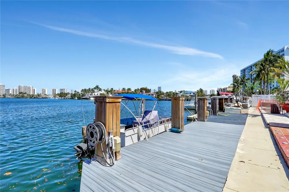 2807 NE 164th St #2 North Miami Beach, FL 33160