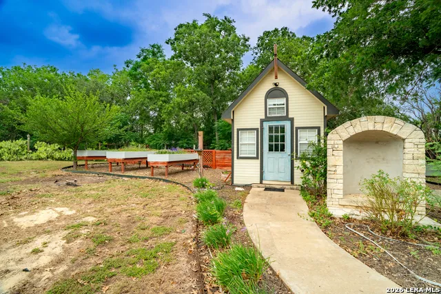 208 FRONT ST Comfort, TX 78013