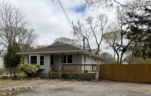 14 Mastic Boulevard