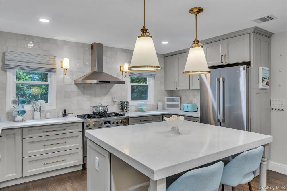 107 Fleets Cove Road Huntington, NY 11743