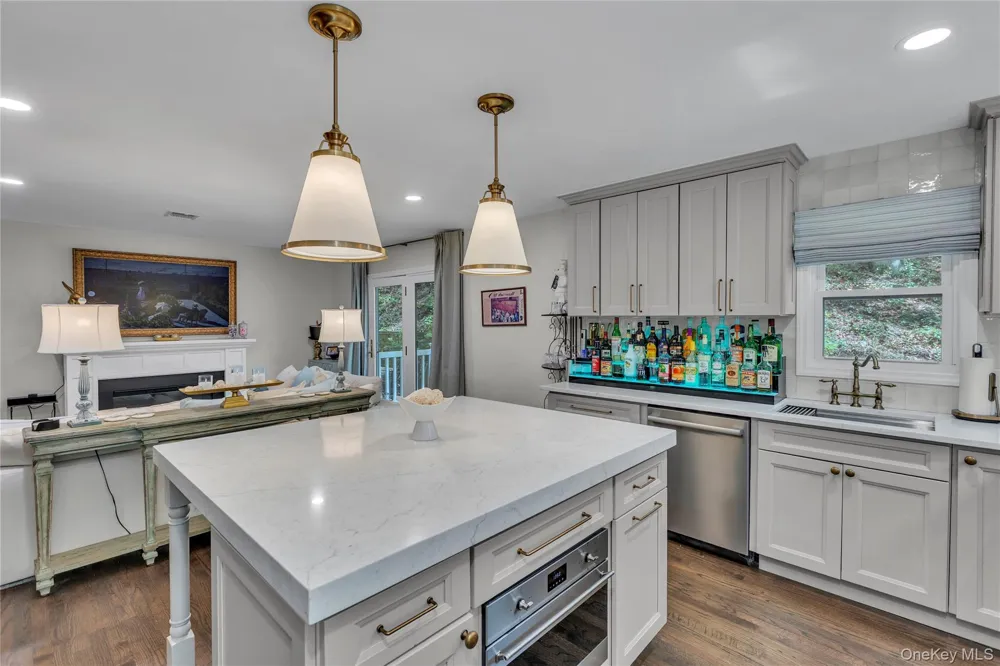 107 Fleets Cove Road Huntington, NY 11743