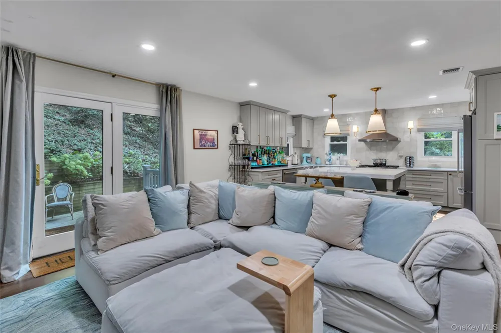 107 Fleets Cove Road Huntington, NY 11743
