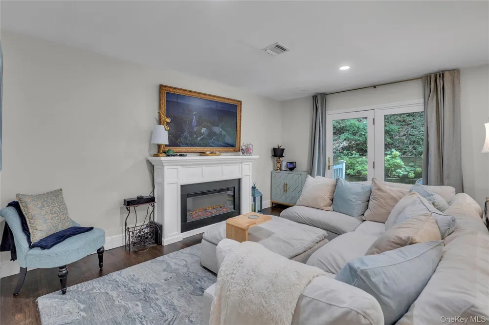 107 Fleets Cove Road Huntington, NY 11743