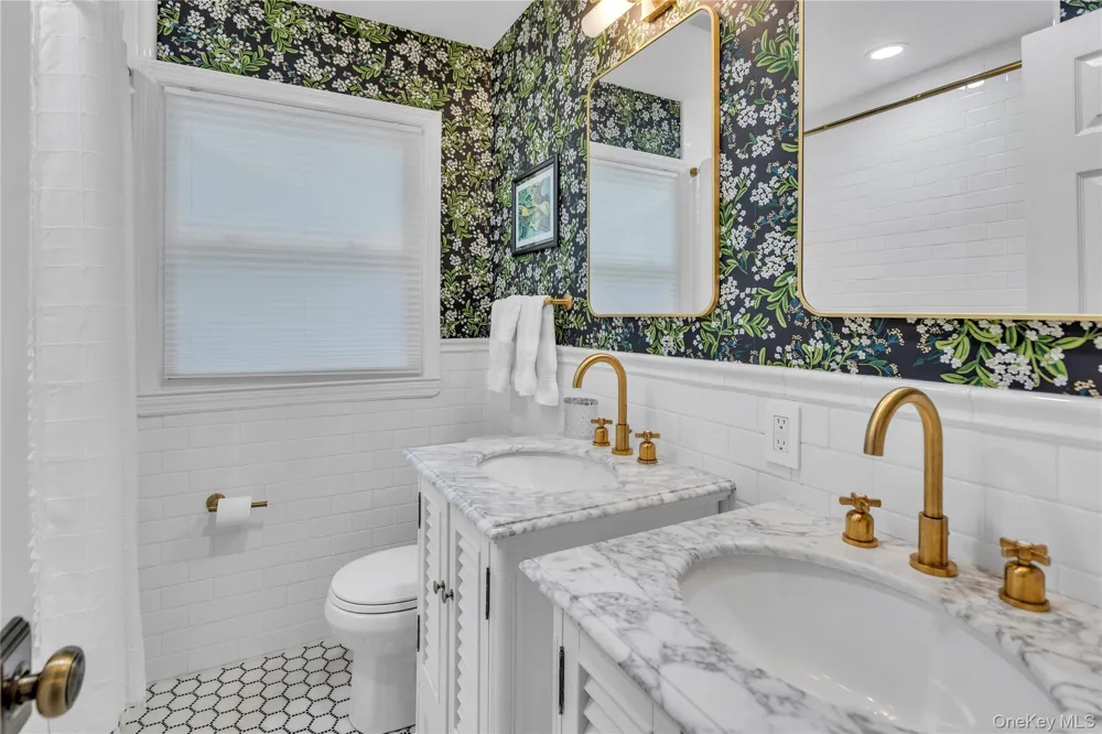 107 Fleets Cove Road Huntington, NY 11743