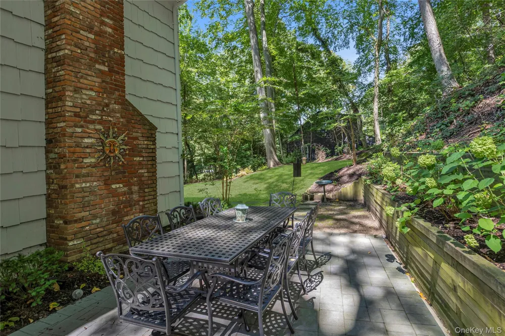 107 Fleets Cove Road Huntington, NY 11743