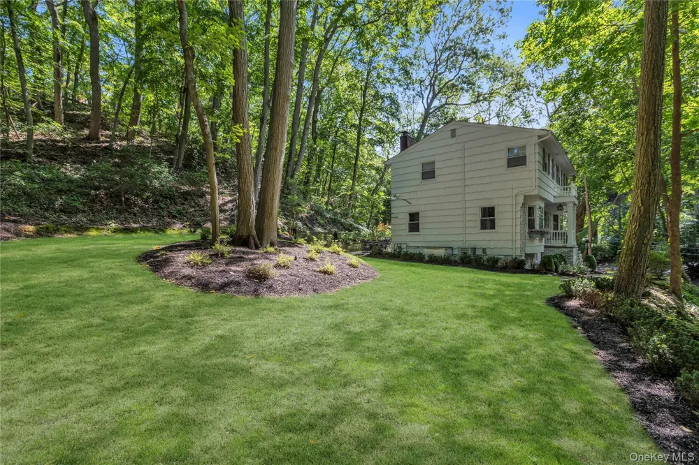 107 Fleets Cove Road Huntington, NY 11743