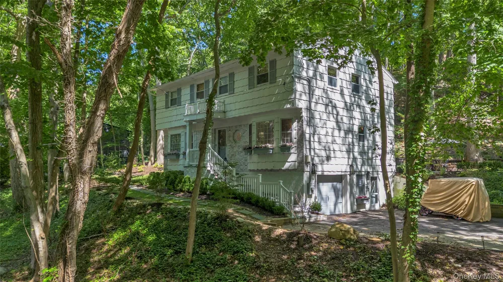 107 Fleets Cove Road Huntington, NY 11743