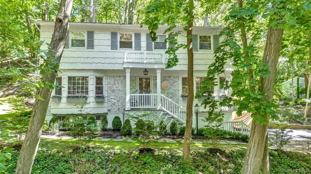107 Fleets Cove Road Huntington, NY 11743