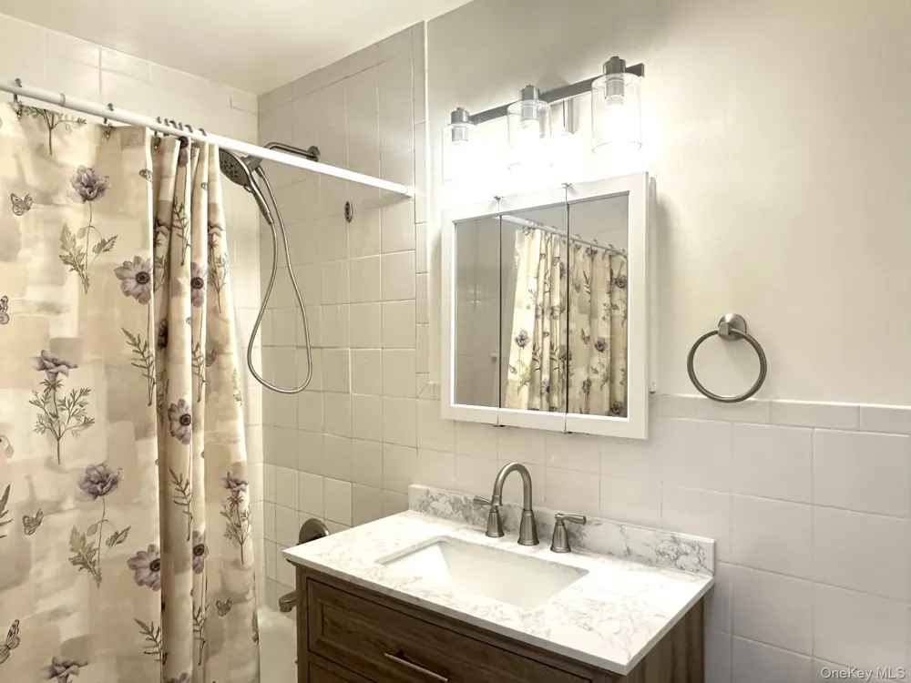 3922 Wilshire Lane #H Oakdale, NY 11796