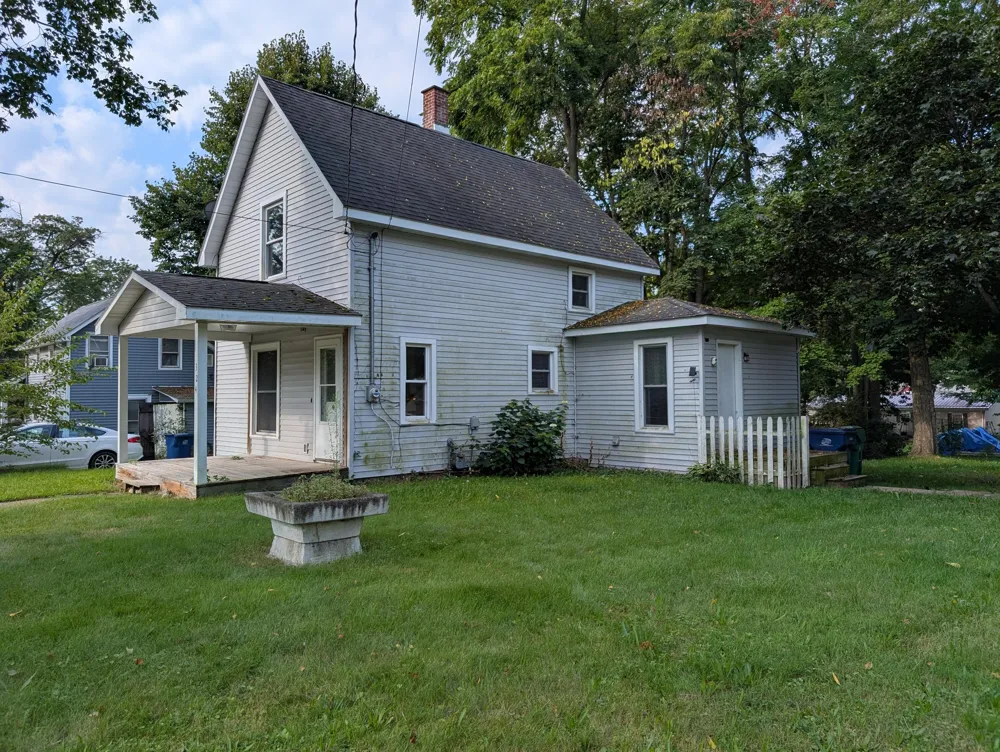 324 S East Street Cassopolis, MI 49031