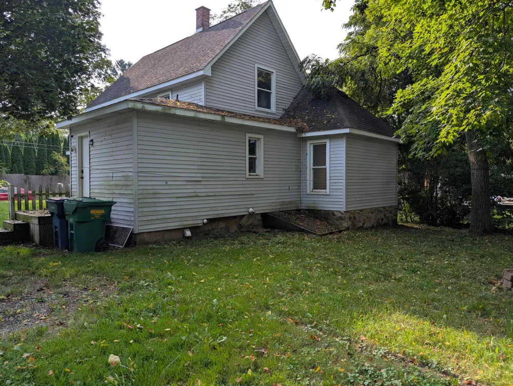 324 S East Street Cassopolis, MI 49031