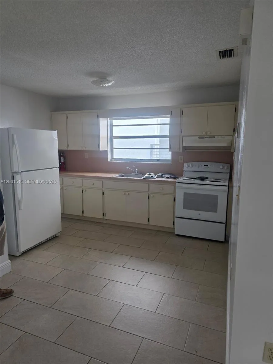 1575 NW 1st St #3 Miami, FL 33125
