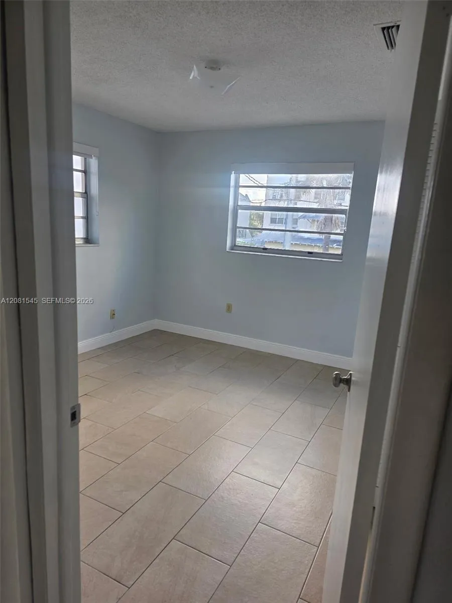 1575 NW 1st St #3 Miami, FL 33125
