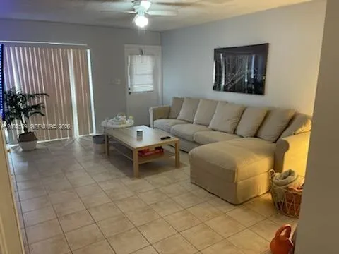 2671 Riverside Dr #7 Coral Springs, FL 33065