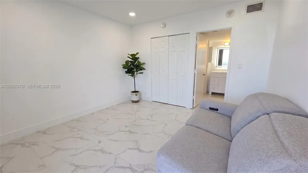 3701 Country Club Dr #701 Aventura, FL 33180