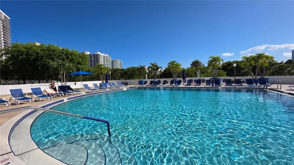 3701 Country Club Dr #701 Aventura, FL 33180