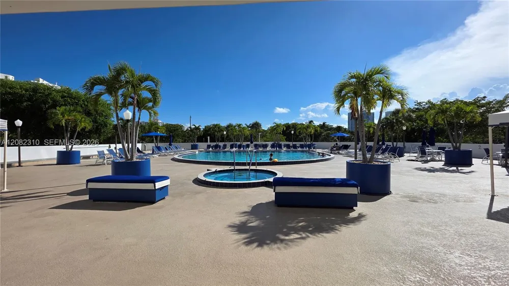 3701 Country Club Dr #701 Aventura, FL 33180