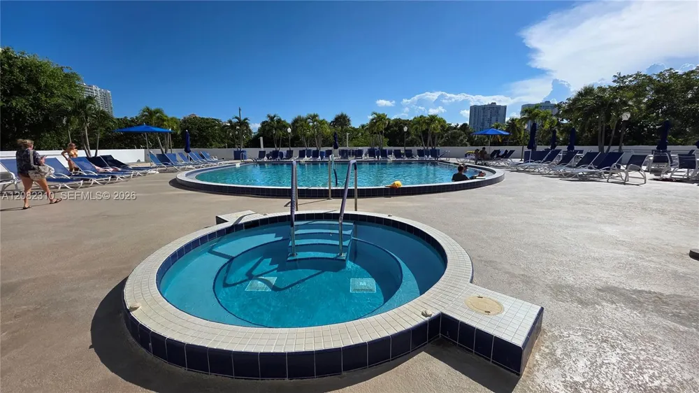 3701 Country Club Dr #701 Aventura, FL 33180