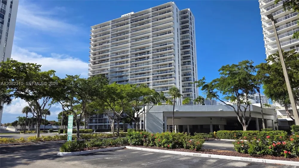 3701 Country Club Dr #701 Aventura, FL 33180