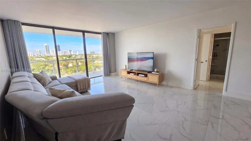 3701 Country Club Dr #701 Aventura, FL 33180