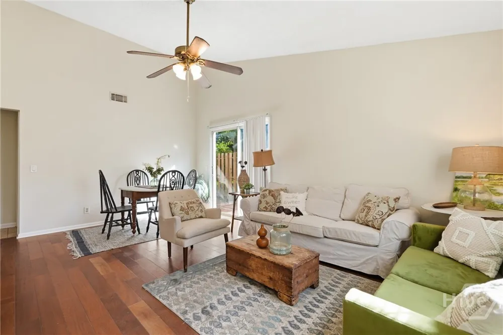 2 E White Hawthorne Drive Savannah, GA 31419