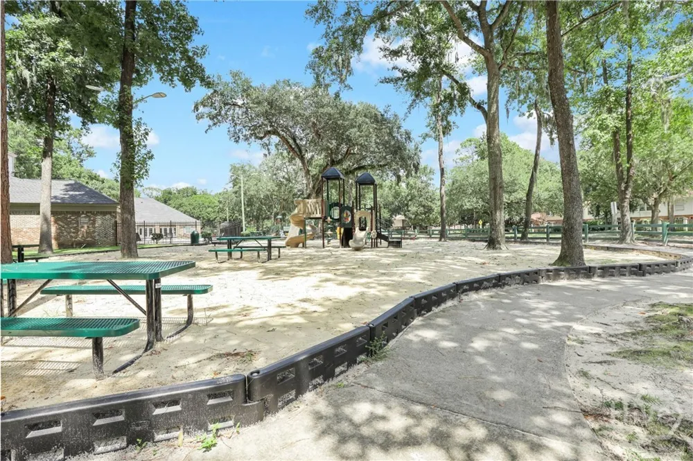 2 E White Hawthorne Drive Savannah, GA 31419