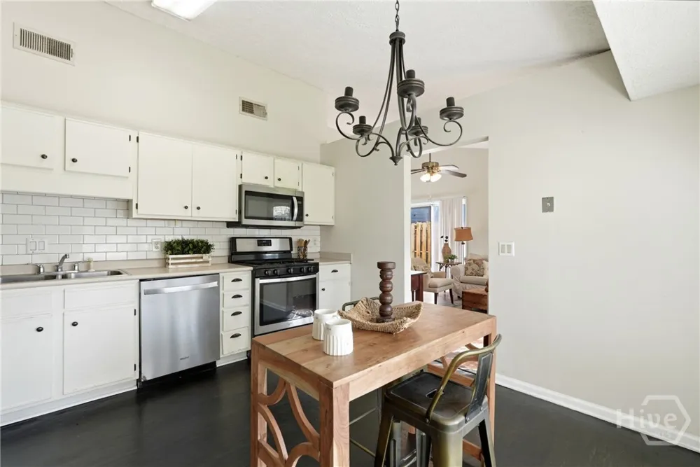 2 E White Hawthorne Drive Savannah, GA 31419
