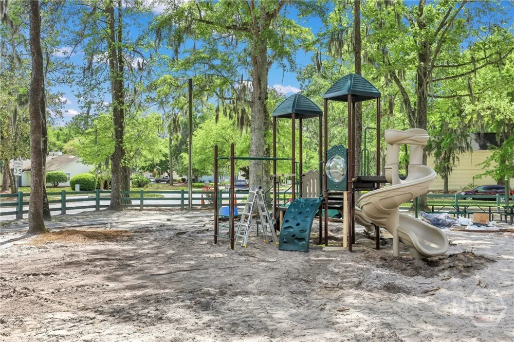 2 E White Hawthorne Drive Savannah, GA 31419