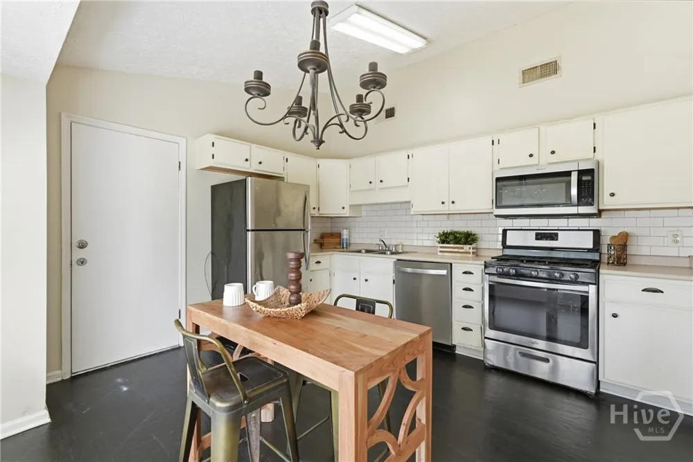 2 E White Hawthorne Drive Savannah, GA 31419