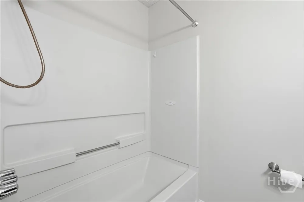 2 E White Hawthorne Drive Savannah, GA 31419