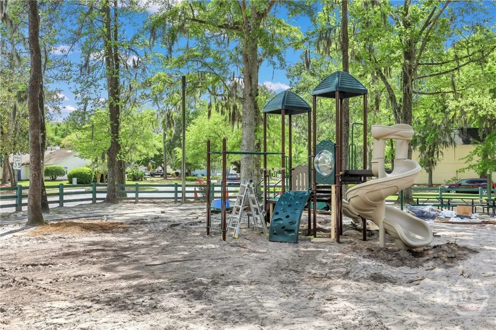 2 E White Hawthorne Drive Savannah, GA 31419