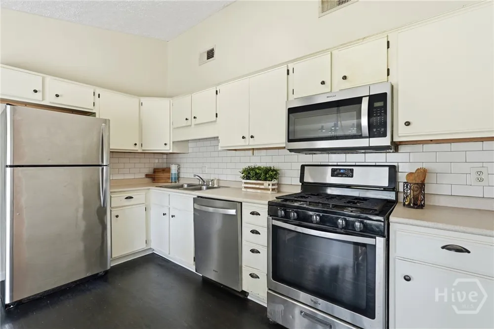 2 E White Hawthorne Drive Savannah, GA 31419