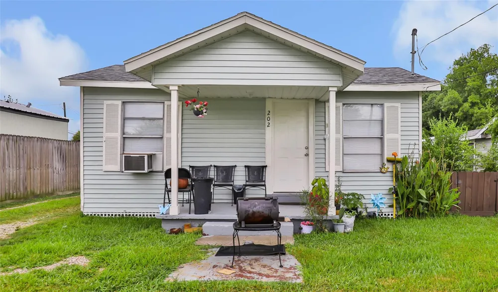 202 N 3rd Street Highlands, TX 77562