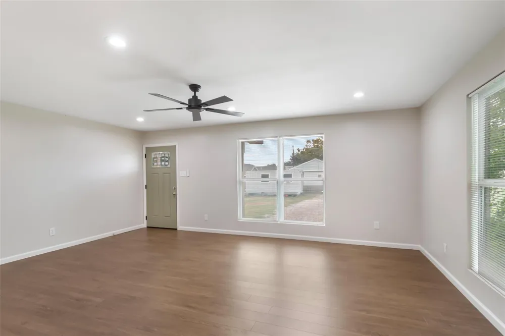 202 N 3rd Street Highlands, TX 77562