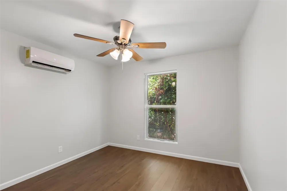 202 N 3rd Street Highlands, TX 77562
