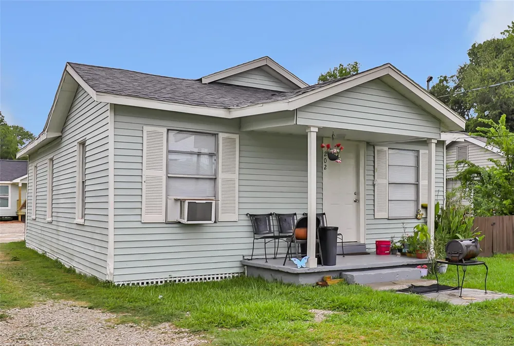 202 N 3rd Street Highlands, TX 77562