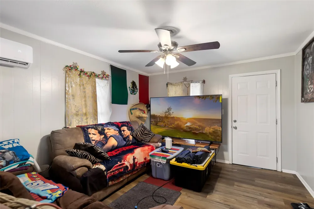 202 N 3rd Street Highlands, TX 77562