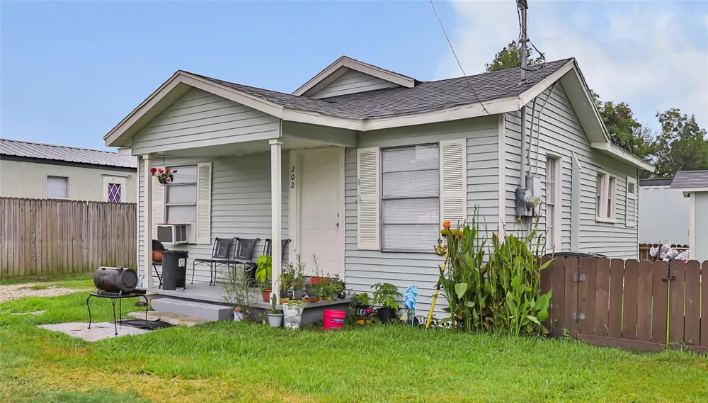 202 N 3rd Street Highlands, TX 77562