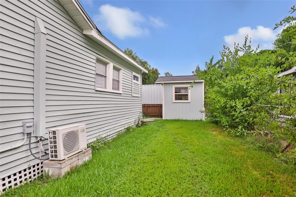 202 N 3rd Street Highlands, TX 77562